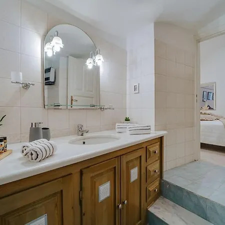 Willa Moon Cactus Traditional Cave With Jacuzzi